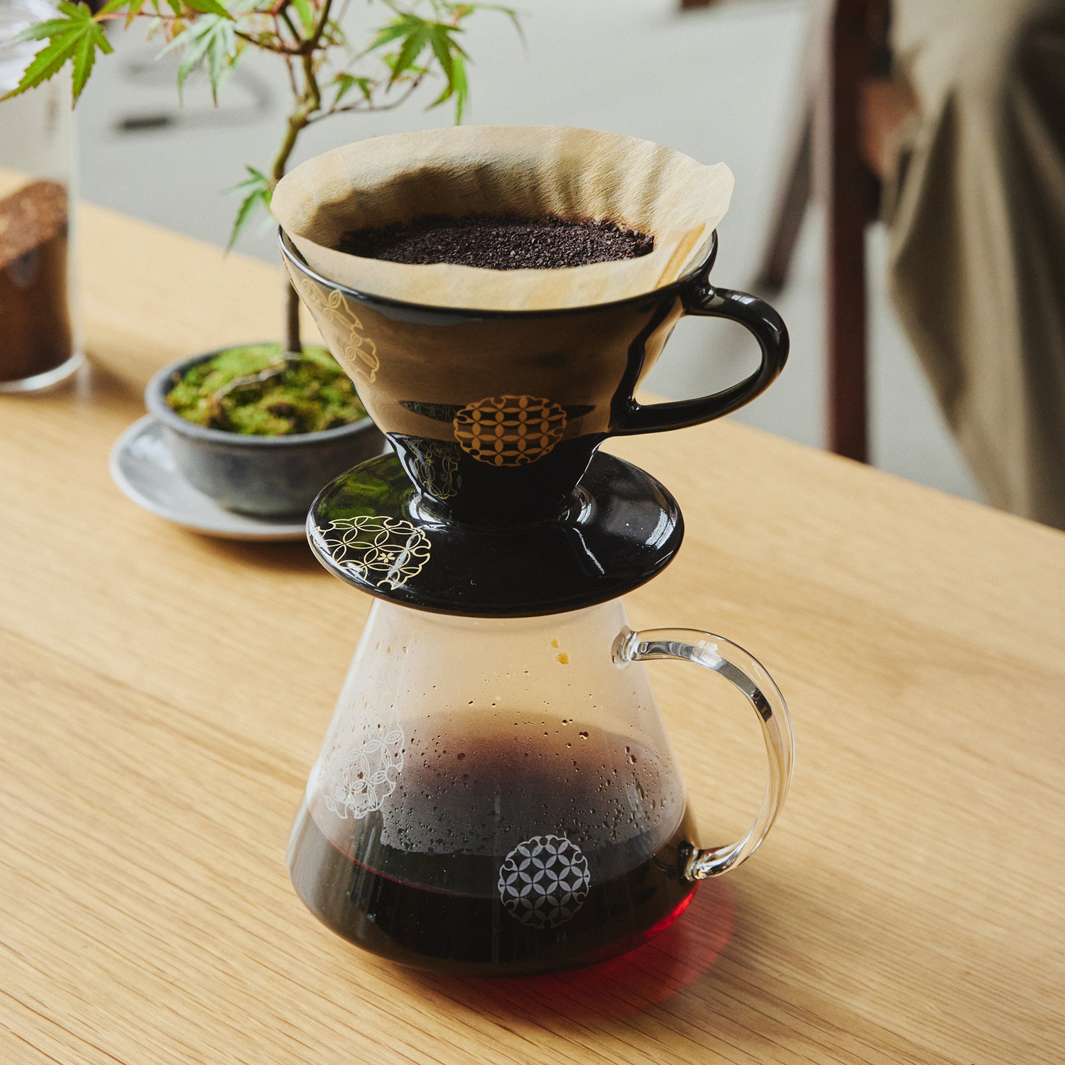 Hario - Aya Shippou - drip ceramiczny V60-02 - Czarny