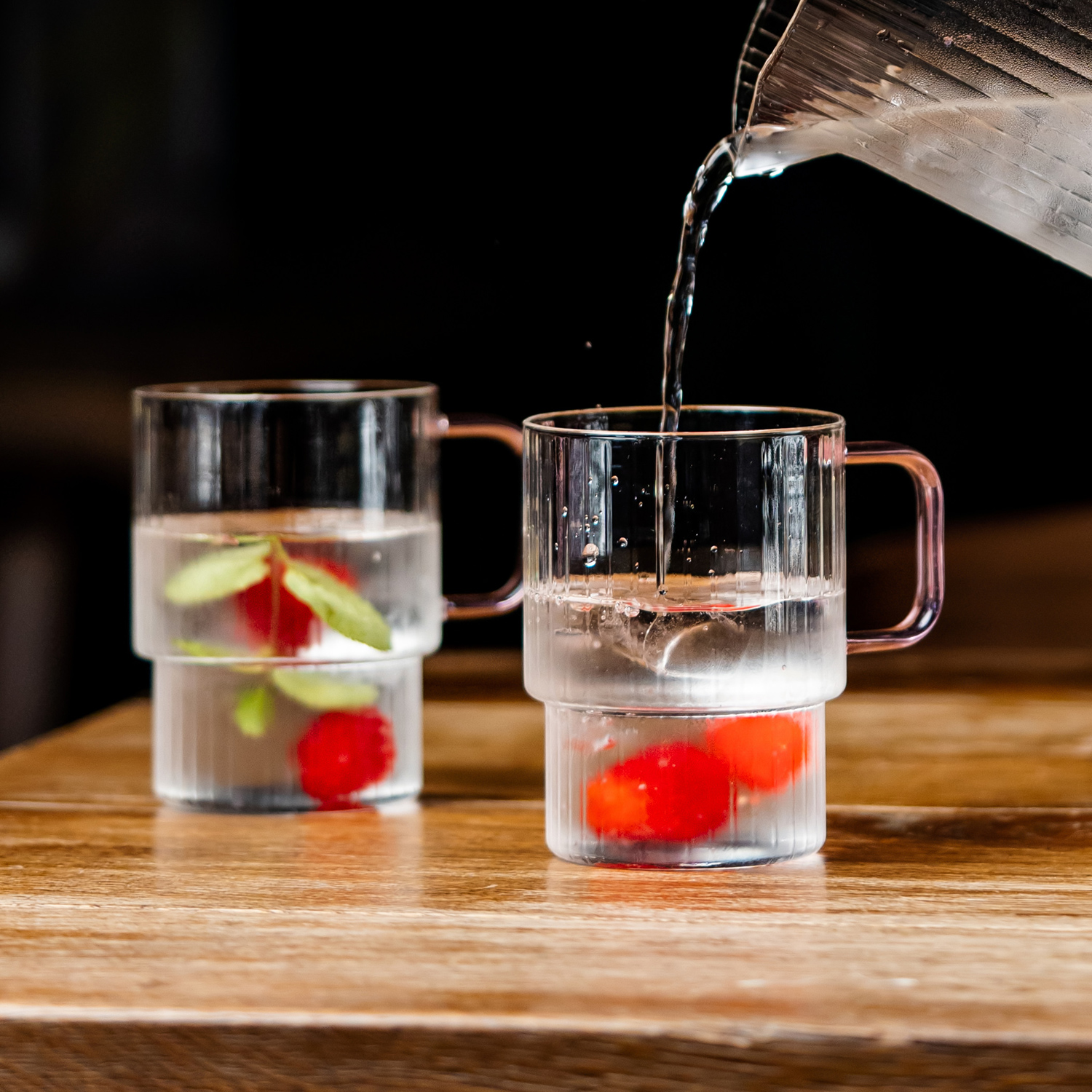 Vialli Design - Set od 2 grooved Glasses with pink handle Livio 350 ml