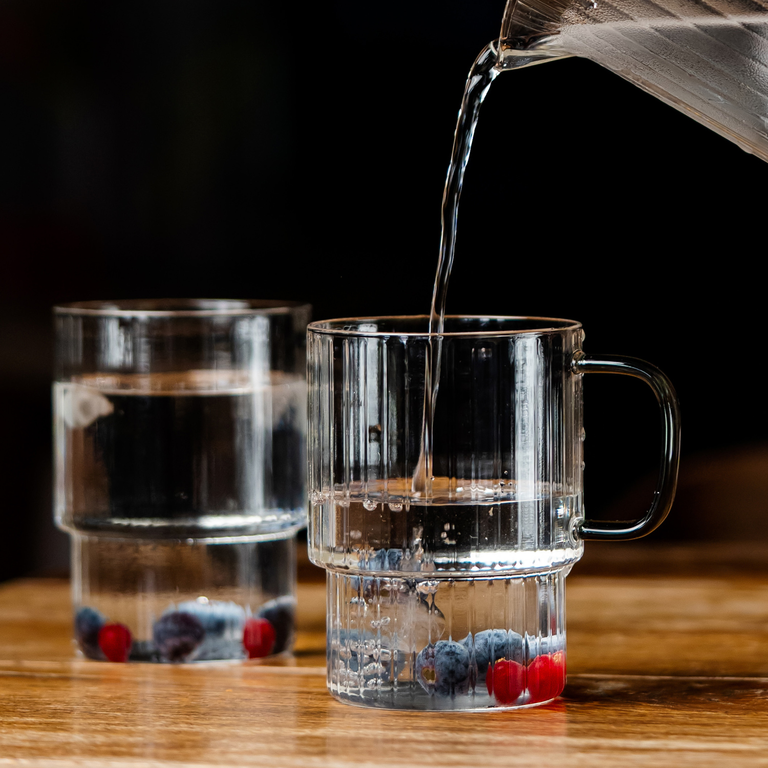Vialli Design - Set od 2 grooved Glasses with gray handle Livio 350 ml