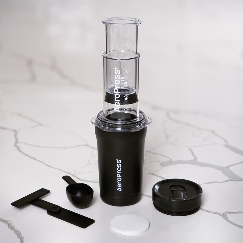 AeroPress Go Plus - Zaparzacz do kawy z kubkiem termicznym czarny