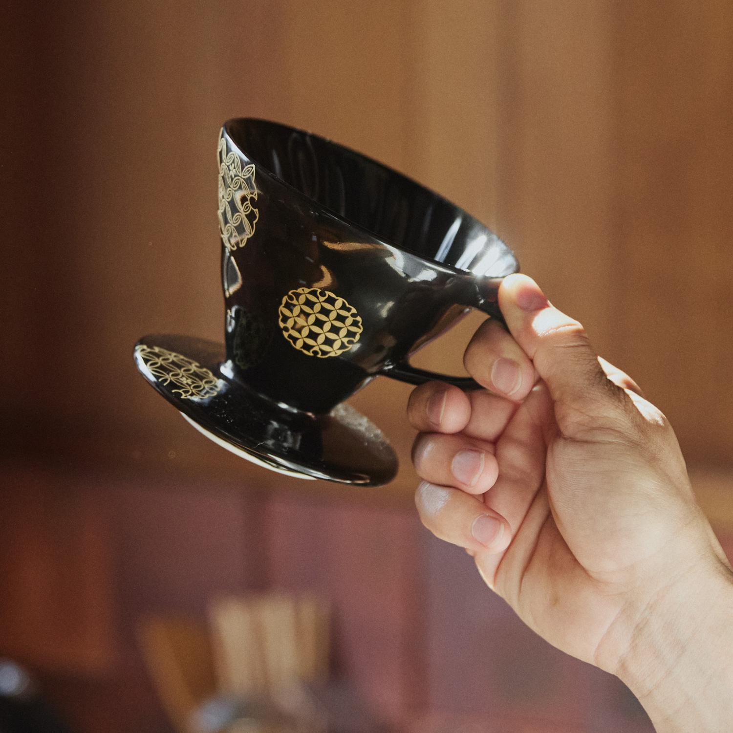 Hario - Aya Shippou - drip ceramiczny V60-02 - Czarny