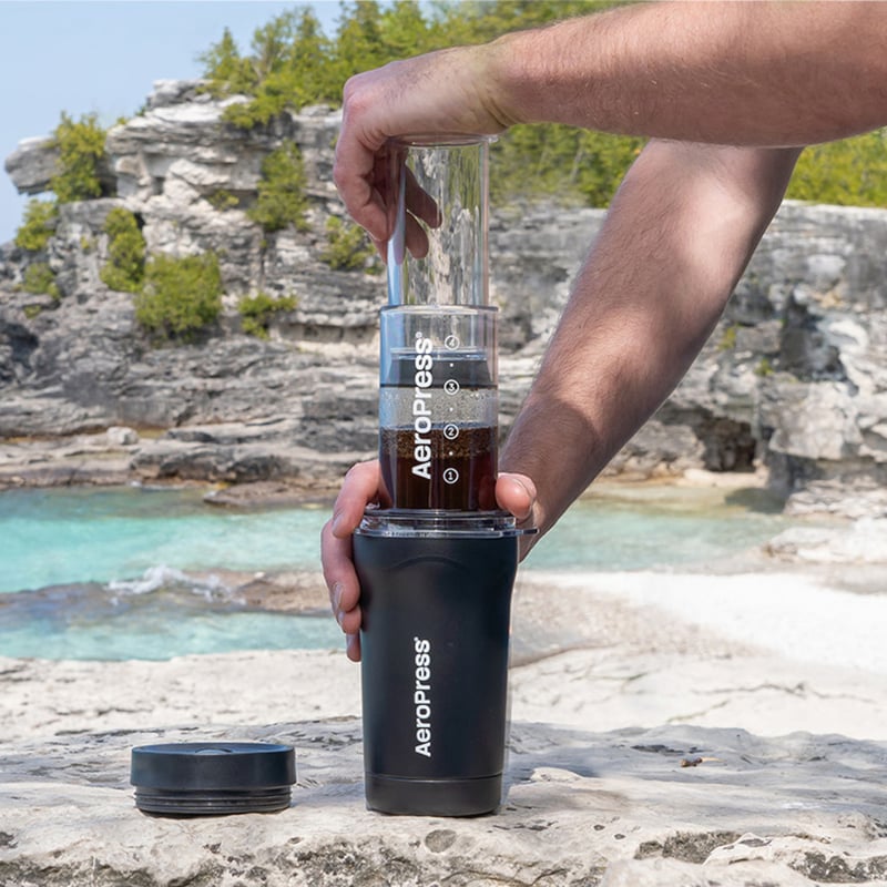 AeroPress Go Plus - Zaparzacz do kawy z kubkiem termicznym czarny