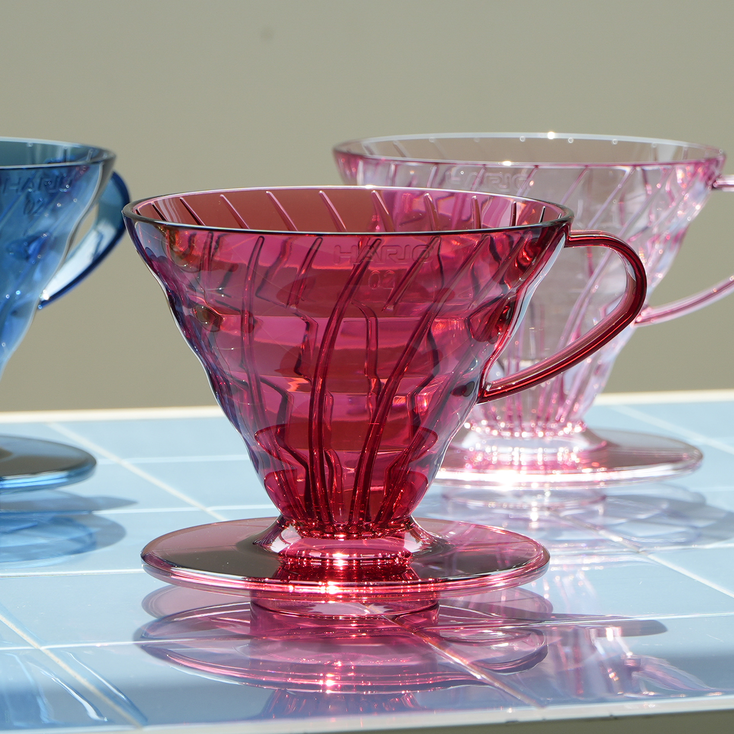 Hario - Dripper plastikowy V60-02 Momiji Red czerwony