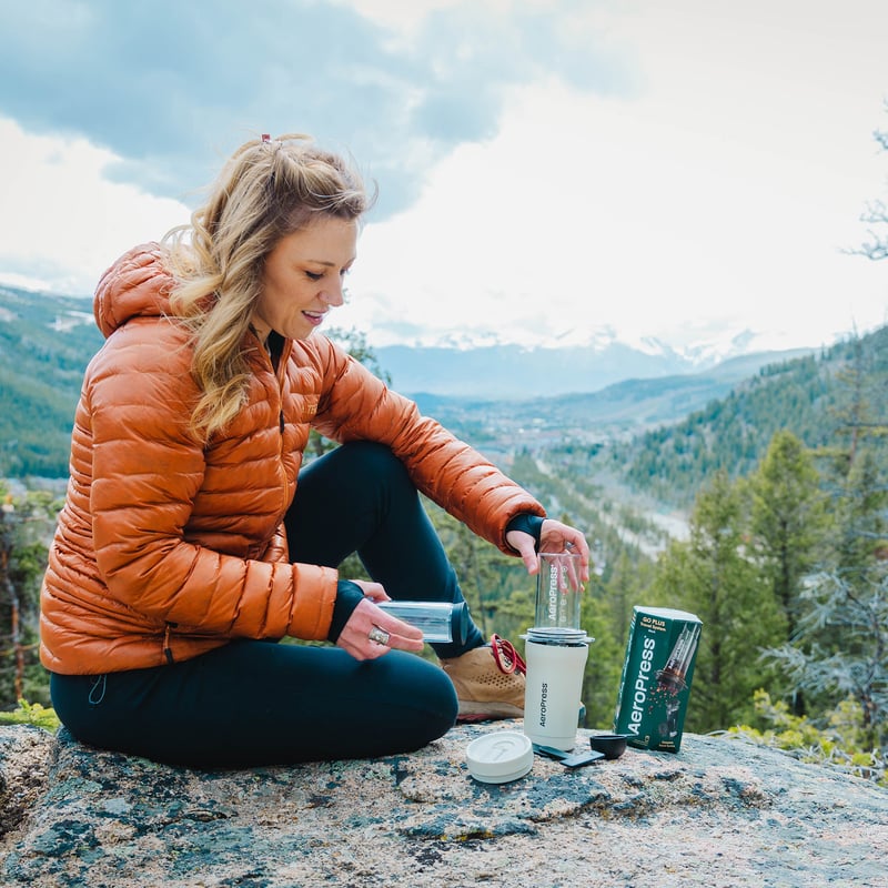 AeroPress Go Plus - Zaparzacz do kawy z kubkiem termicznym kremowy