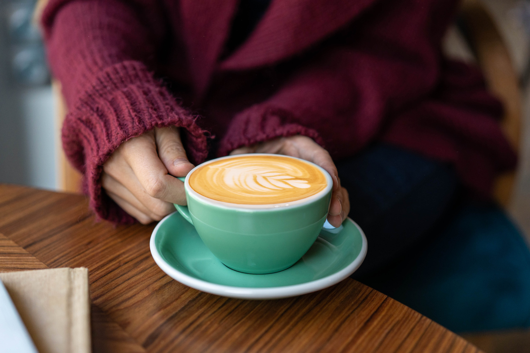 Latte doskonałe – jaka kawa ziarnista najlepiej komponuje się z mlekiem?