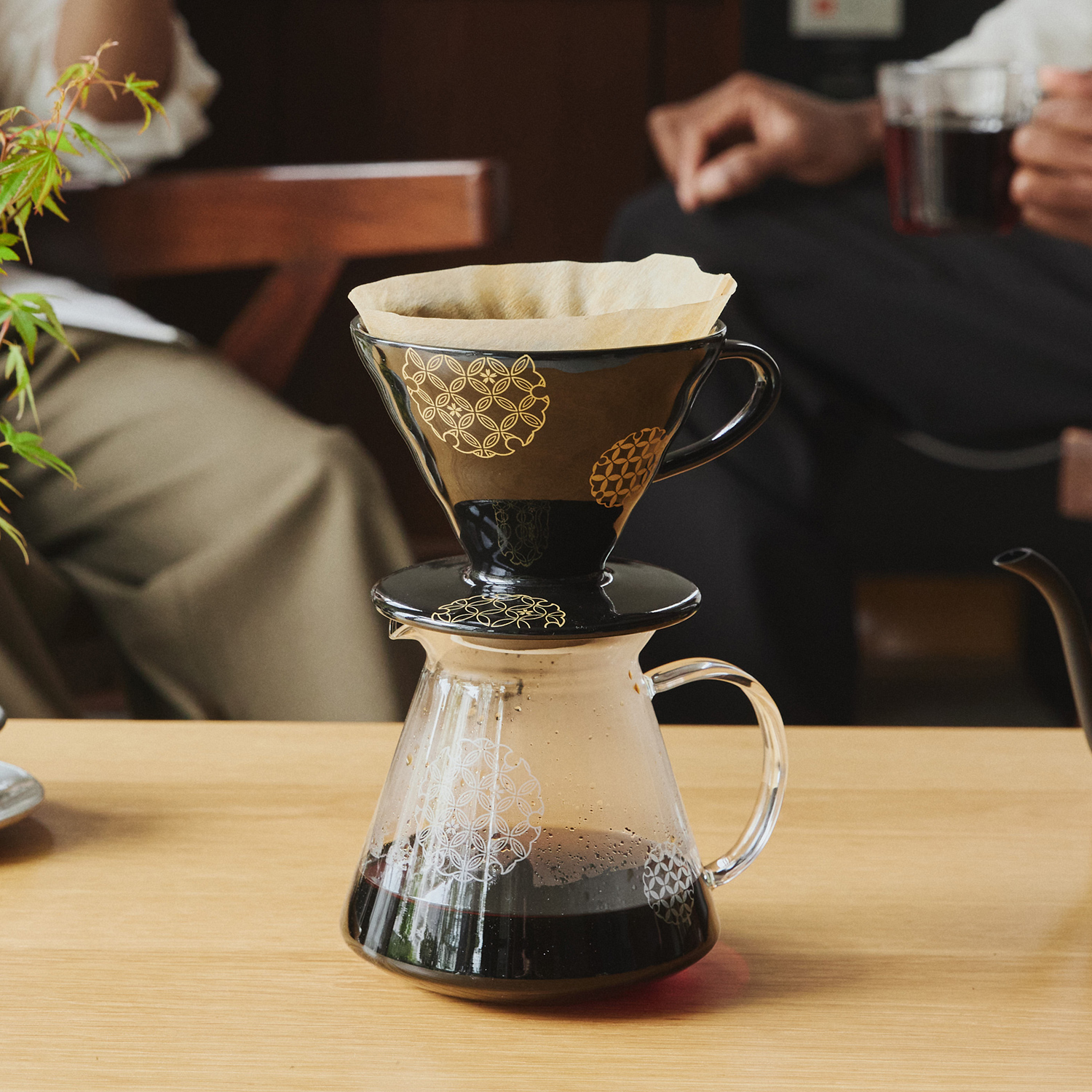 Hario - Aya Shippou - drip ceramiczny V60-02 - Czarny