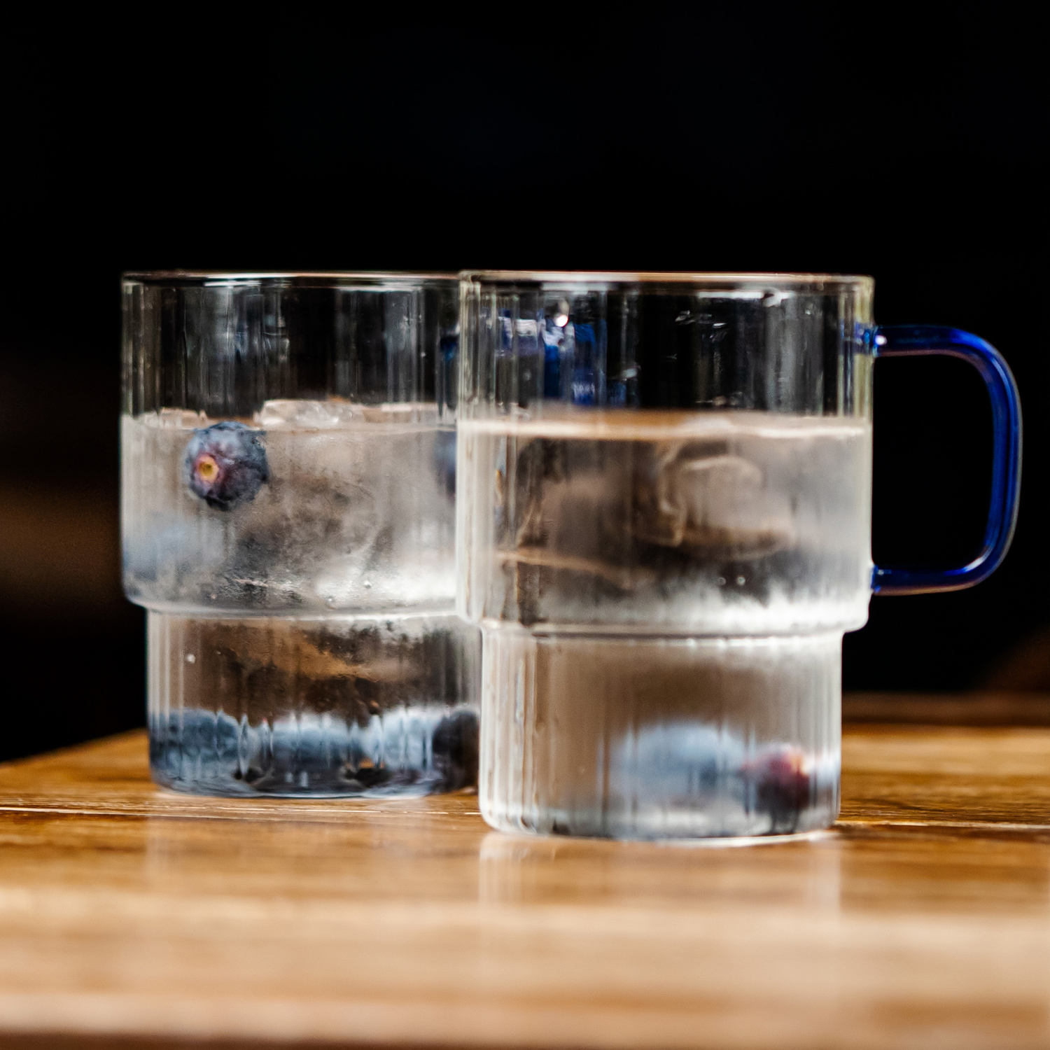 Vialli Design - Set od 2 grooved Glasses with blue handle Livio 350 ml