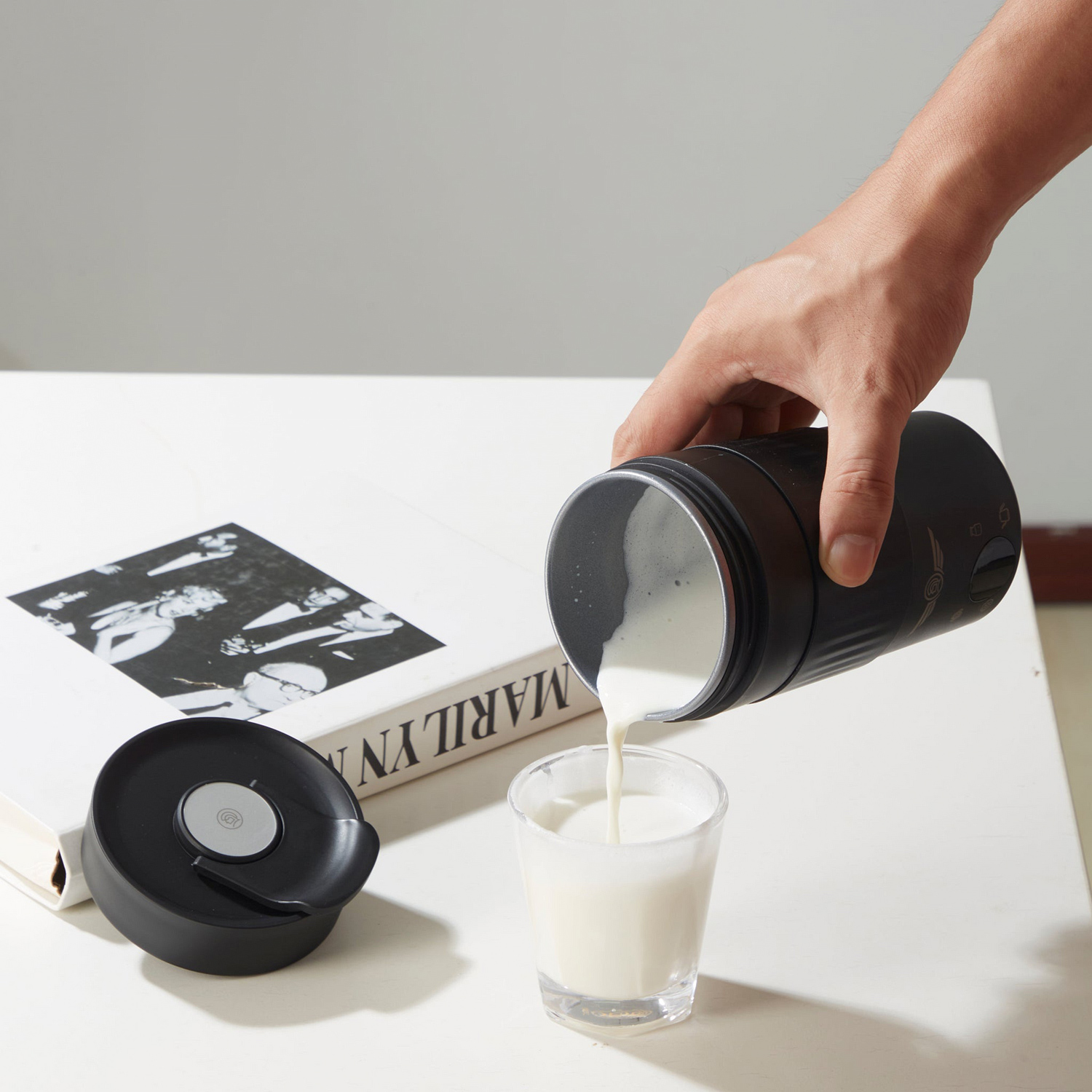 zeroHero - Artist Cup electric milk frother - Black